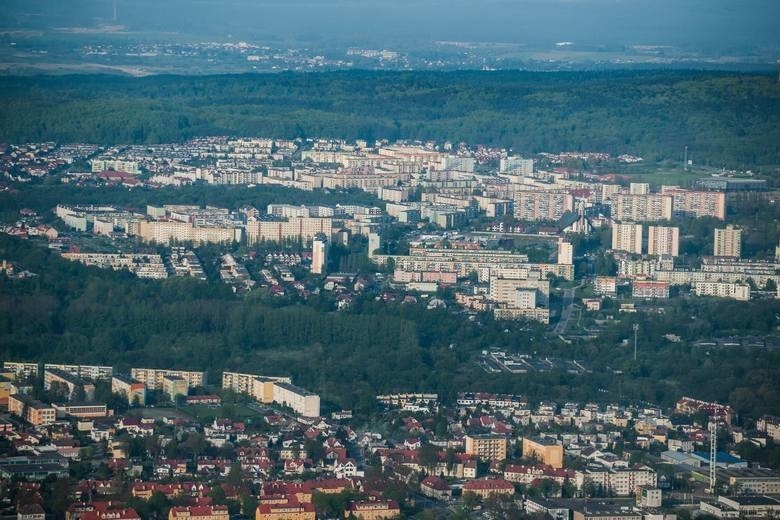 Jak na przestrzeni lat zmieniała się liczba mieszkańców w...