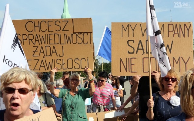 Wtorkowa pikieta KOD-u w Szczecinie przeciwko zmianom w sądownictwie
