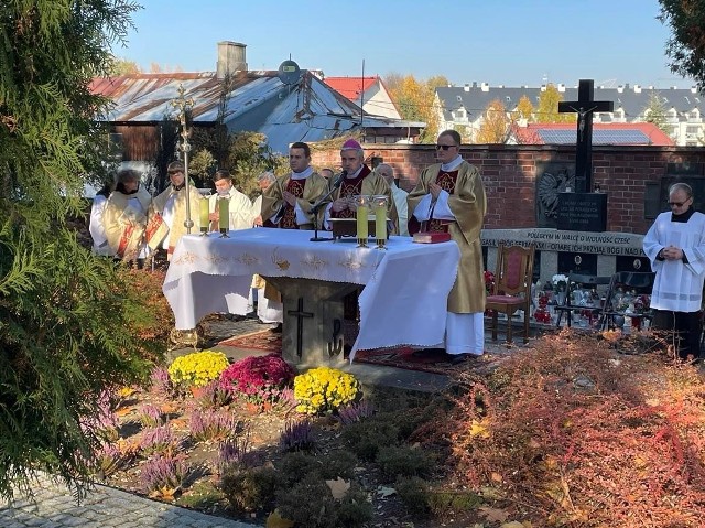 Mszę świętą na cmentarzu katedralnym odprawił biskup sandomierski Krzysztof Nitkiewicz.