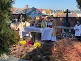 Wszystkich Świętych 2021 na cmentarzu katedralnym w Sandomierzu. Mszę odprawił biskup Krzysztof Nitkiewicz. Zobacz zdjęcia i film 