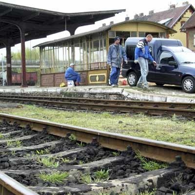 Na razie ożywienie na szlaku kolejowym widać za sprawą ekip, które remontują wejścia na perony oraz podziemne przejście