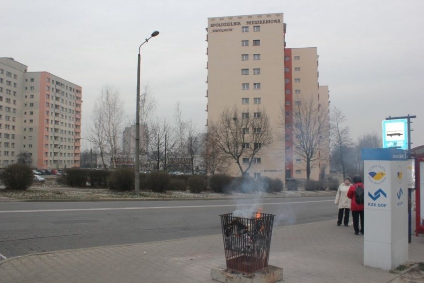 Będzin: Na przystankach czekających na autobus grzeją koksowniki