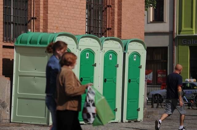 Przenośne WC przytulone do dawnego zboru ewangelickiego. A dwa kroki dalej stoi miejski szalet...