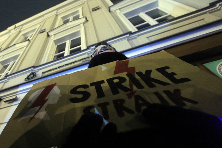 Ogólnopolski Strajk Kobiet. Protesty w Lublinie przed biurem PiS (WIDEO)