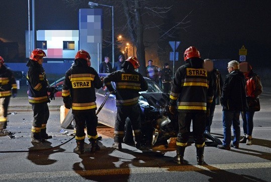Do wypadku na skrzyżowaniu ulic Katowickiej z Wiązową i Różaną w Tychach doszło 24 marca. Zderzyły się dwa ople corsa. Rannych zostało dwóch kierowców. Obydwaj kierujący zostali zabrani do szpitala.