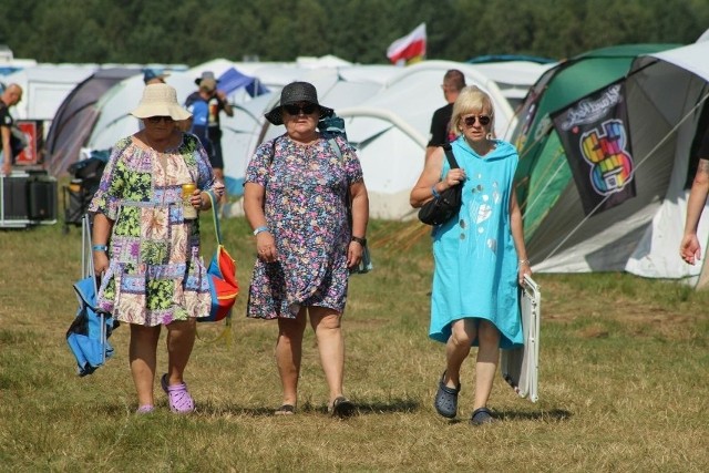 Festiwalowicze są w różnym wieku i pochodzą z wielu krajów.