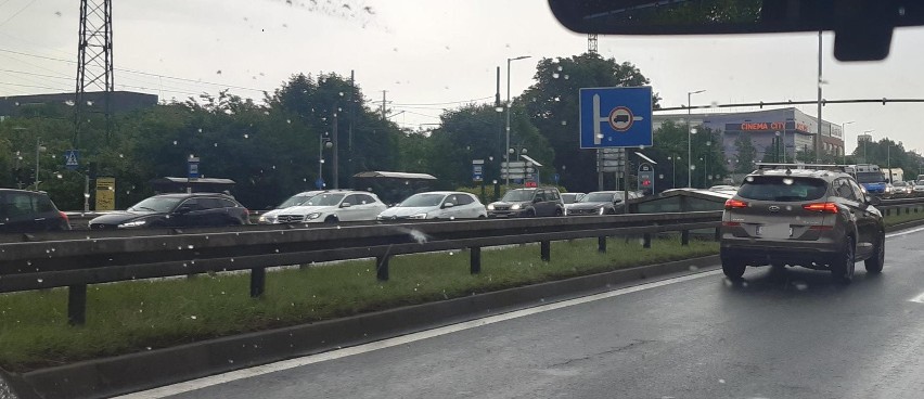 Gigantyczne korki na DTŚ. Wypadki w Katowicach i zamknięty tunel. Policja wprowadza objazdy