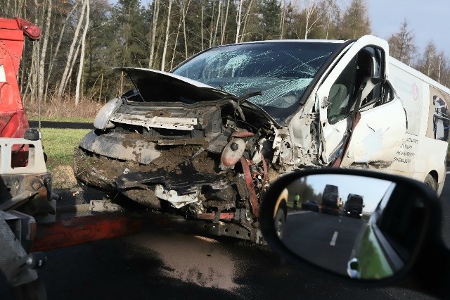 Mogą one potrwać jeszcze kilka godzin. Policja ustala przyczyny wypadku.