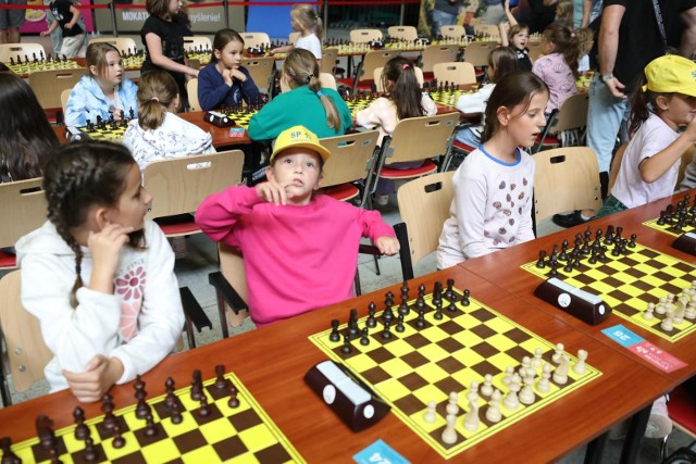 W katowickim Spodku rywalizowało blisko 1200 małych szachistów  Zobacz kolejne zdjęcia. Przesuwaj zdjęcia w prawo - naciśnij strzałkę lub przycisk NASTĘPNE