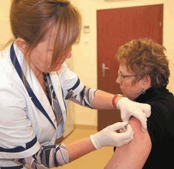 Grażyna Wajsowicz ze szczecineckiego Podimedu wczoraj zaszczepiła przeciwko grypie panią Zdzisławę, która zabezpiecza się w ten sposób już piąty rok. Podimed opiekuje się 28 tysiącami osób, a co roku szczepi się tu tylko nieco ponad tysiąc.