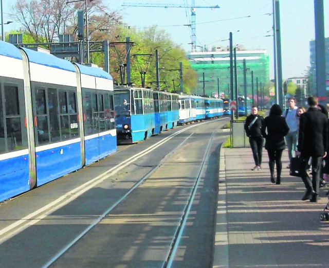 Widok tramwajów stojących w korku nie należy do rzadkości