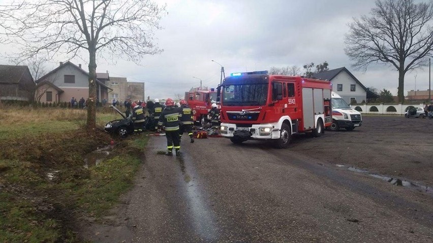 Mężczyznę z zakleszczonego auta uwolnili strażacy. Nie udało...