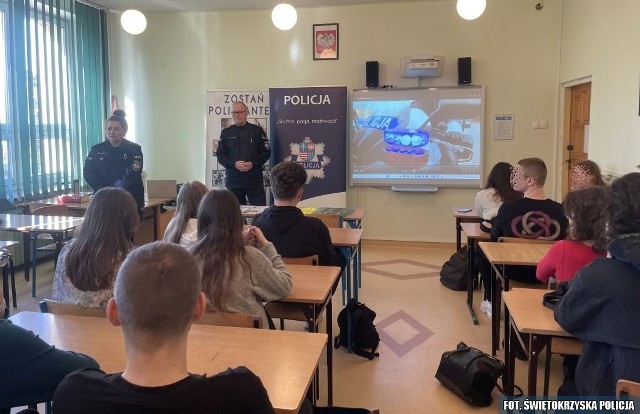 Policjanci spotkali się z licealistami z Bodzentyna