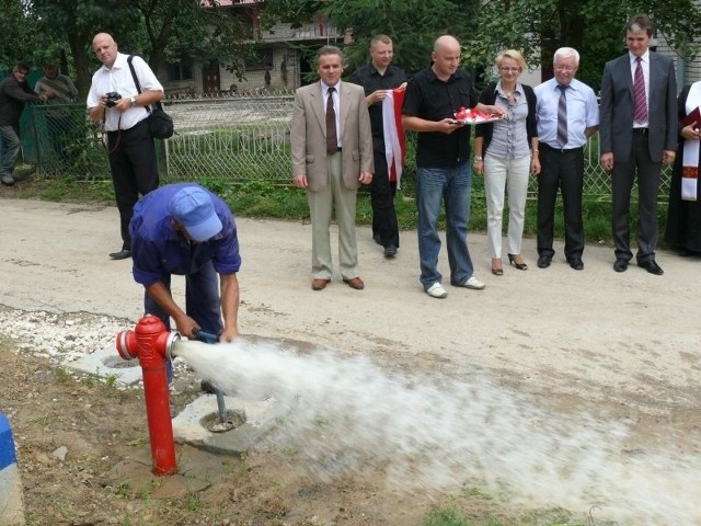 Po wodzie święconej z kropidła, strumień wody pitnej buchnął z zaworu w Zawarży - ostatniego, jaki zainstalowano w gminie Pińczów. 