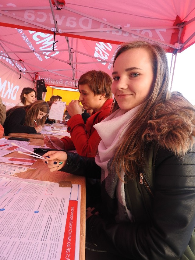 Joanna z Tomic trzyma patyczki, którymi zrobiła sobie wymaz z policzka. Wkrótce dołączy do grona potencjalnych dawców