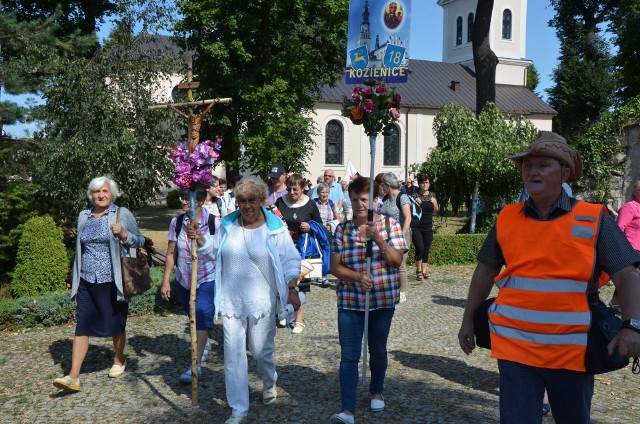 Pielgrzymi z Kozienic w niedzielę wyszli na trasę do Radomia. We wtorek, razem z innymi grupami, wyjdą do Częstochowy.