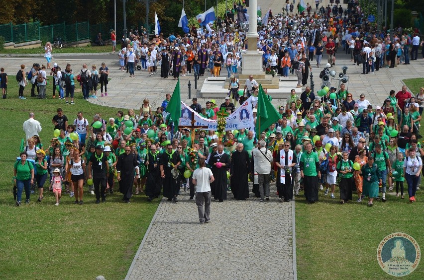 Pielgrzymi z diecezji kieleckiej są już na Jasnej Górze. Modlili się w kaplicy Cudownego Obrazu. Wzruszające chwile [WYJĄTKOWE ZDJĘCIA] 