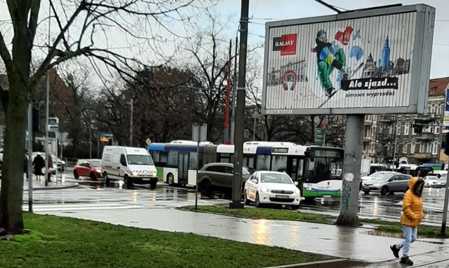 Kolizja autobusu z autem na placu Kościuszki! Tworzą się korki
