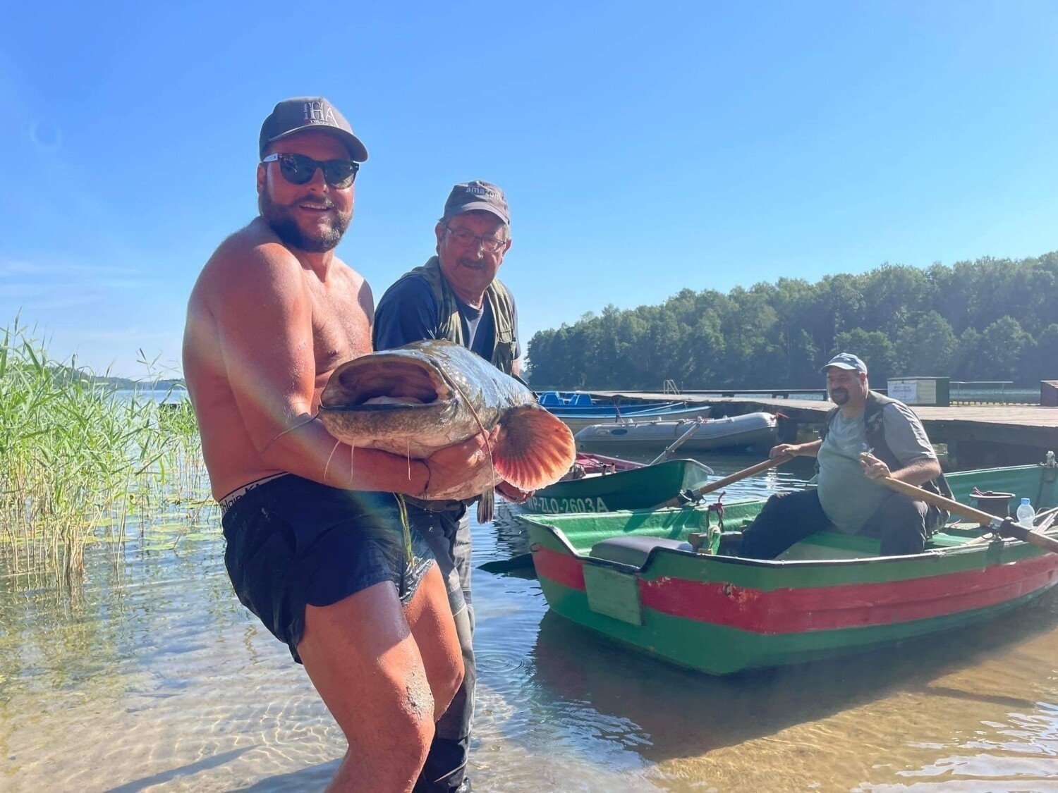 Złowili wielką rybę w jeziorze Borówno. Przez ponad 45 minut sum ciągnął  ponton z wędkarzami! | Dziennik Polski