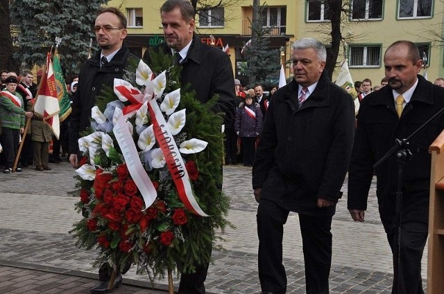 Wieńce i wiązanki kwiatów złożono pod Pomnikiem Niepodległości w Bielsku Podlaskim