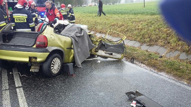 Serię wypadków tej jesieni na drogach regionu rozpoczął ten - w Wieszkach koło Nakła, w którym zginęło dwoje młodych ludzi. Policja apeluje o wolniejszą jazdę