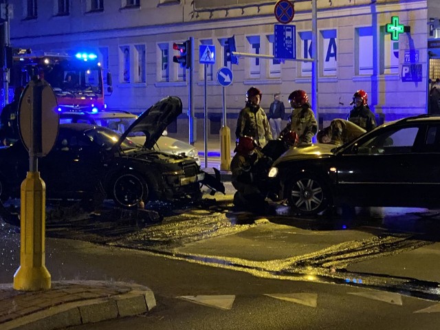 Według informacji naszego Czytelnika w kolizji wzięły udział trzy auta! Czytaj, jak doszło do skasowania latarni