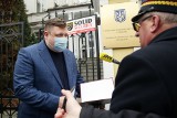 Pracownicy PKP Linia Hutnicza Szerokotorowa protestowali przed konsulatem Ukrainy. Wspierali ich związkowcy