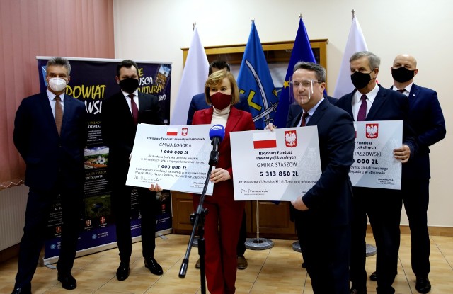 Promesę na inwestycje o wartości 5 milion&oacute;w 313 tysięcy 850 złotych, odebrał burmistrz miasta i gminy Stasz&oacute;w Leszek Kopeć.
