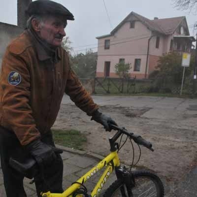 Eugeniusz Ziobryniewicz cieszy się, że będzie mniej znaków. - Przynajmniej nie będą niszczone przez młodzież - mówi.