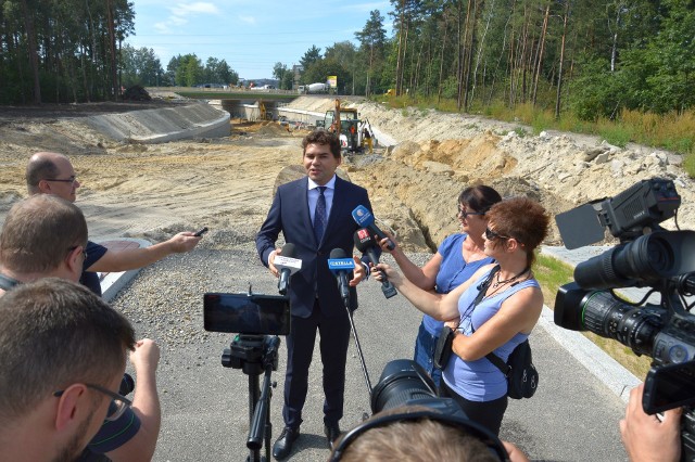 Prezydent Lucjusz Nadbereżny na pierwszej przedwyborczej konferencji prasowej, na tle budowy łącznika do obwodnicy