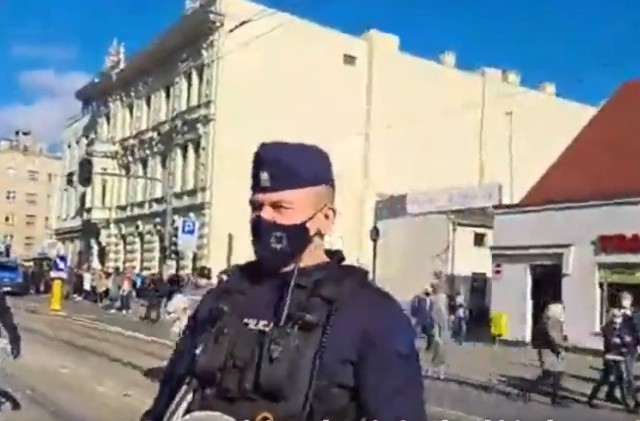 Skandaliczne sceny rozegrały się dziś (w sobotę) w Łodzi w czasie marszu - protestu wyrażającego sprzeciw ws. zaostrzenia prawa aborcyjnego w Polsce. W roli głównej łódzki policjant. Najpierw wdał się w pyskówkę z demonstrantem, chwilę później zaatakował.Zdjęcia i FILM na kolejnych slajdach 