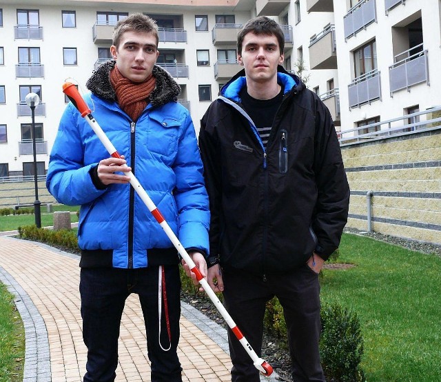Z lewej Wojciech Dyl, obok Kamil Bączek. Młodzi wynalazcy prezentują swoje dzieło &#8211; laskę "Safe &#8211; step&#8221;. Za ten wynalazek zdobyli złoty medal z wyróżnieniem podczas ubiegłorocznych światowych targów w Brukseli poświęconych wynalazczości. W poniedziałek 18 marca będą walczyli o nagrodę główną w konkursie "Polski Wynalazek 2013".