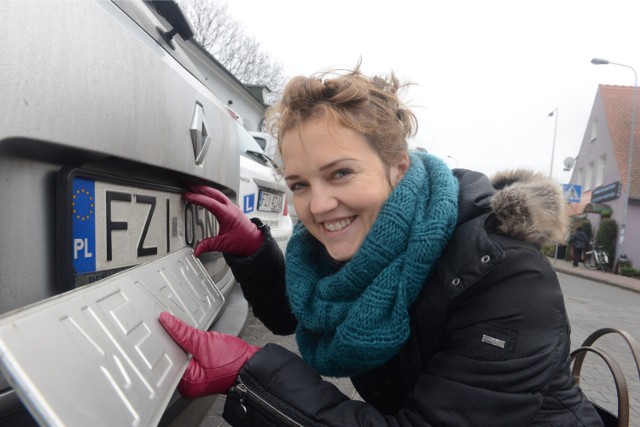 Tylna tablica rejestracyjna samochodowa musi być widoczna, a jeśli nie jest, kierowcy grozi 500-złotowy mandat.