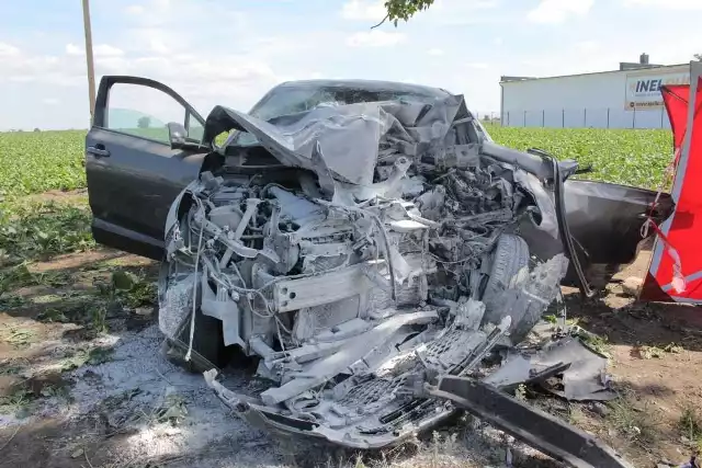 Jak już informowaliśmy, wczoraj przed południem w Jaksiach doszło do wypadku. Zginęła 63-letnia kobieta.- Kierująca samochodem marki Toyota, na prostym odcinku drogi, z nieustalonych przyczyn, zjechała nagle z drogi i uderzyła w drzewo. Doszło do pożaru pojazdu. Jadąca samochodem 63-letnia kobieta, pomimo prób reanimacji zmarła. Prowadzone w tej sprawie śledztwo, ma wyjaśnić dlaczego doszło do wypadku i jakie towarzyszyły mu okoliczności - relacjonuje asp. szt. Izabella Drobniecka z inowrocławskiej policji.Inowrocławska policja pod nadzorem prokuratury wyjaśnia jak doszło do wypadku drogowego w m. Jaksice gmina Inowrocław. Śledczy ustalają okoliczności tej tragedii i co było jej przyczyną. - Trwające wysokie temperatury to trudny czas na podróżowanie. Dlatego wybierając się w dłuższą trasę pamiętajmy, by podróż dobrze zaplanować. Warto zaopatrzyć się w wodę, schładzać organizm i robić postoje z zaciemnionych miejscach. Zapobiega to przegrzaniu organizmu i jest ważne dla naszego zdrowia oraz bezpieczeństwa - apeluje Izabella Drobniecka.Flesz - wypadki drogowe. Jak udzielić pierwszej pomocy?