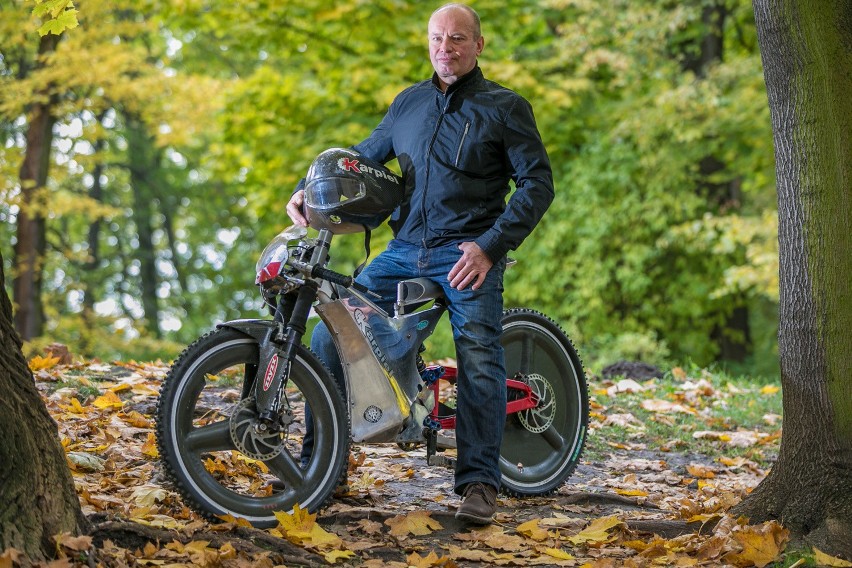 Na tym rowerze Jan Karpiel zjeżdżał po śniegu 176 km/h i...