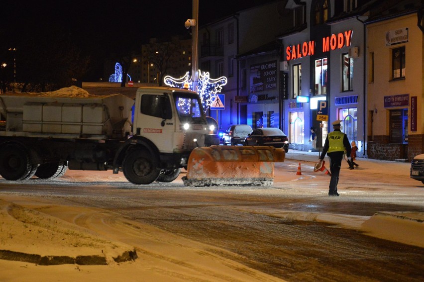 Uwaga kierowcy! Bardzo trudne warunki na ostrowieckich drogach [ZDJĘCIA]