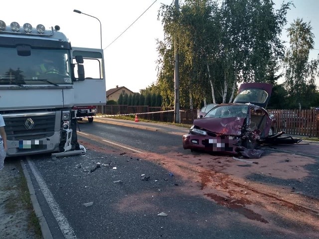 W samochód osobowy mitsubishi uderzyła ciężarówka renault magnum.