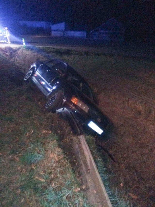 Do zdarzenia doszło we wtorek po godz. 22.30 w Orzechowcach (gm. Żurawica) pod Przemyślem.- Kierujący volkswagenem passatem, 24-letni mieszkaniec pow. przemyskiego przemieszczał się z Ujkowic w kierunku Orzechowiec. Policjanci ustalili, że mężczyzna z niewyjaśnionych przyczyn zjechał z drogi i uderzył w barierę energochłonną - powiedziała podkom. Marta Fac z KMP w Przemyślu.Na miejsce zdarzenia zadysponowano policję, pogotowie ratunkowe i dwa zastępy strażak&oacute;w. Policjanci sprawdzili stan trzeźwości 24-latka. Wydmuchał ponad 1,7 promila alkoholu. Mężczyzna i pasażerka trafili do szpitala z urazami głowy. Na miejscu pracowała policyjna grupa dochodzeniowo-śledcza. 24-latek odpowie za spowodowanie kolizji i jazdę pod wpływem alkoholu.Zobacz też: Wypadek w Przemyślu. Na ul. Sportowej kierowca BMW potrącił pieszą&lt;script async defer class=&quot;XlinkEmbedScript&quot; data-width=&quot;640&quot; data-height=&quot;360&quot; data-url=&quot;//get.x-link.pl/997f392c-3127-5bdd-be91-d9d72b83915b,02ed5eda-a928-9242-c820-4a2b5915c28f,embed.html&quot; type=&quot;application/javascript&quot; src=&quot;//prodxnews1blob.blob.core.windows.net/cdn/js/xlink-i.js?v1&quot;&gt;&lt;/script&gt;