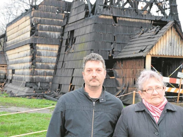 Maria Śliwa i jej syn Jacek, patrząc na kościół, nie mogą powstrzymać łez. -  Mąż zrobił wiele rzeźb do tej świątyni. Tu syn był u Pierwszej Komunii. Nasz kościół musi zostać znów odbudowany - mówi