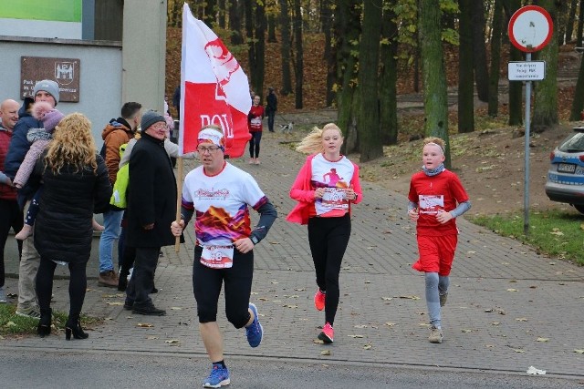 To już szósty Bieg Niepodległości w Lipnie, który zorganizował MOSiR. Do pokonania była trasa pięciu kilometrów, start i meta znajdowały się w Miejskim Parku. W szranki stanęło 120 zawodników z całego województwa. Na zakończenie każdy otrzymał pamiątkowy medal, a dla najlepszych przygotowano puchary. W kategorii open mężczyzn pierwszy był Sebastian Waszak, drugi - Michał Ruciński, a trzeci dobiegł Krystian Górski. W kategorii kobiet na podium stanęły Teresa Kamińska, Wioletta Makowska i Magda Klimek. Najlepszymi zawodnikami z Lipna byli kolejno: Krzysztof Kuberski, Dominik Bolewicz i Michał Makowski. Najlepszymi biegaczkami ze stolicy powiatu lipnowskiego zostały: Beata Lewandowska, Kasia Kornacka, Anna Śmiechowska. Nagrodzono także najstarszego zawodnika Kazimierza Zawadzkiego i najmłodszą - Zuzannę Kamińską, bieg był bowiem dla każdego. Nie zabrakło tradycyjnego, pamiątkowego zdjęcia i pysznej grochówki dla wszystkich. Organizatorzy już zapraszali na kolejny bieg w 2020 roku. Zdjęcia  i tekst także we wtorkowym wydaniu "Tygodnika Lipnowskiego".