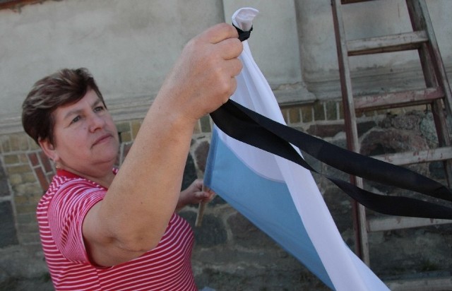 Gizela Cyfert wywiesiła przed domem maryjną flagę, która udekorowała kirem. Podobne zwisają z większości domostw w Rokitnie. Wieś opłakuje swego kapłana.