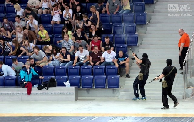 W trakcie pozorowanego spotkania siatkówki w hali Azoty Arena w Szczecinie pojawili się terroryści, którzy wzięli kilkudziesięciu zakładników