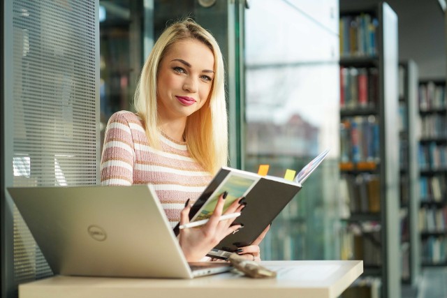 W ramach stażu Biura Karier WSB w Opolu, w każdym miesiącu student ma do przepracowania 120 godzin.