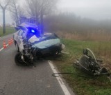 Śmiertelny wypadek pod Śremem. Samochód osobowy uderzył w drzewo. Kierowca zginął na miejscu