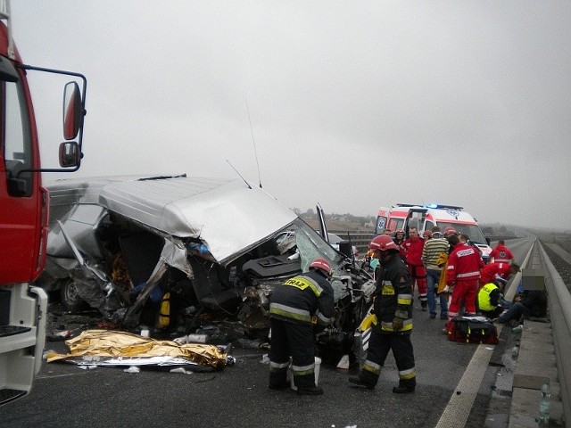 Autostrada A4. Wypadek pod Krapkowicami. Na pasie w kierunku Wroclawia doszlo do zderzenia forda transita i skody octavii. Jedna osoba zginela, sześc zostalo rannych.