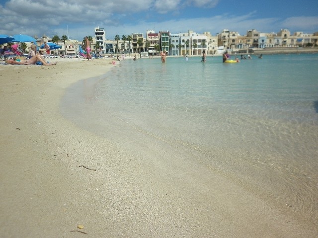 Plaża w centrum maltańskiego miasta Birzebbuga