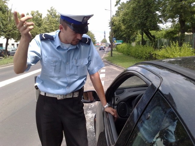 Sierżant Kamil Angielski z Wydziału Ruchu Drogowego Komendy Powiatowej w Nowej Soli stwierdził, że wykroczeń jest bardzo dużo a kierowcy wykazują się małą kulturą jazdy.