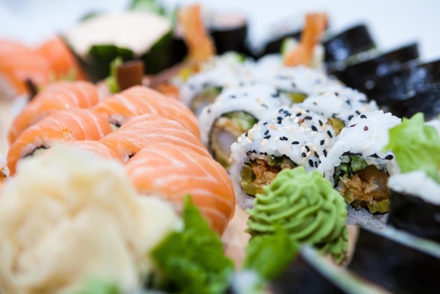 Lokali z tym niezwykle popularnym azjatyckim daniem w Poznaniu nie brakuje. Gdzie jednak można zjeść najlepsze sushi? Sprawdź naszą galerię! --->