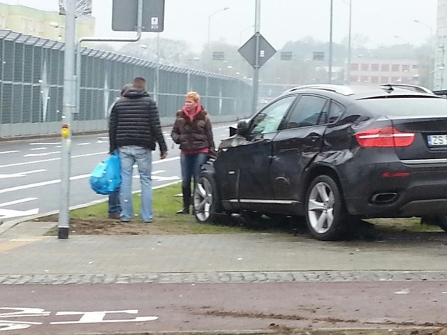 Zdjęcie z dzisiejszego wypadku przesłał nam internauta Seba. Żuk zderzył się z terenowym bmw.