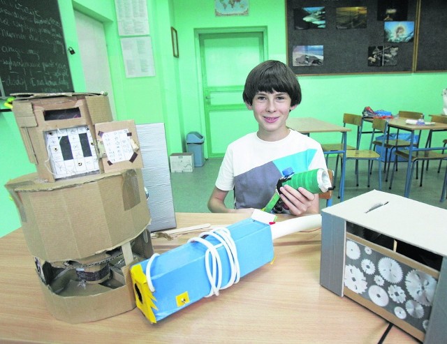 Karol ze skonstruowanymi przez siebie urządzeniami: bombą, odkurzaczem, karabinem, piłą i bankomatem